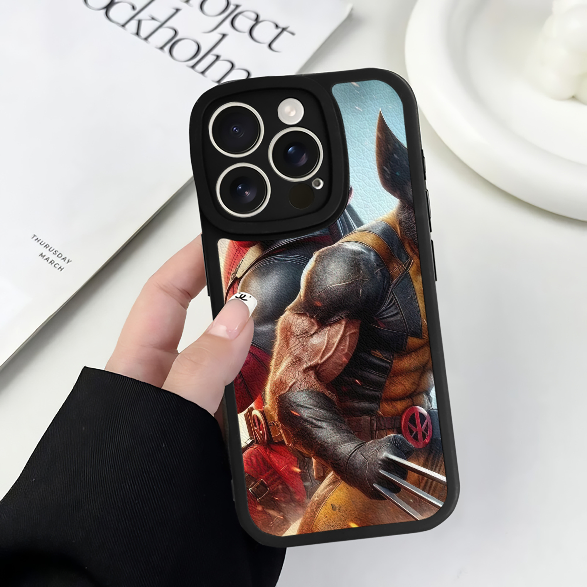（画像用） Deadpool デッドプール 【iPhone 16シリーズ対応】シリコンスマホケース（レザー調） 材質：シリコン